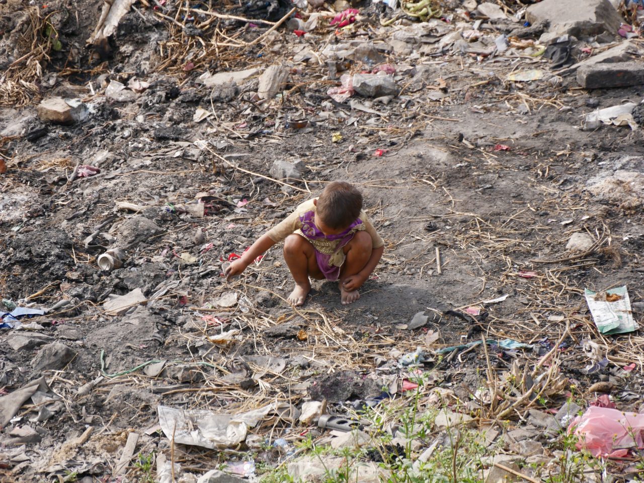 Spielendes Kind auf Müllhalte, Kathmandu, Nepal