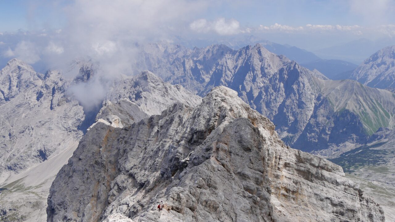 Aussicht vom Gipfel der Zugspitze auf den Jubiläumsgrat